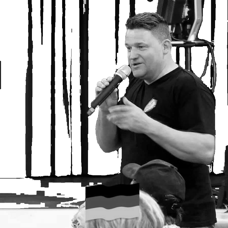 Markus Koch – Karaoke-Host und DJ in Freiburg mit Mikrofon auf der Bühne